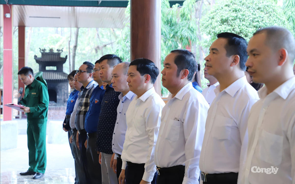 Đoàn Báo Công lý do đồng chí Trần Đức Vinh, Ủy viên Ban Chấp hành Đảng bộ TANDTC, Bí thư Chi bộ, Tổng Biên tập làm trưởng Đoàn dâng hoa, dâng hương tại Nhà bia tưởng niệm các anh hùng, liệt sĩ thanh niên xung phong toàn quốc hy sinh tại Ngã ba Đồng Lộc.