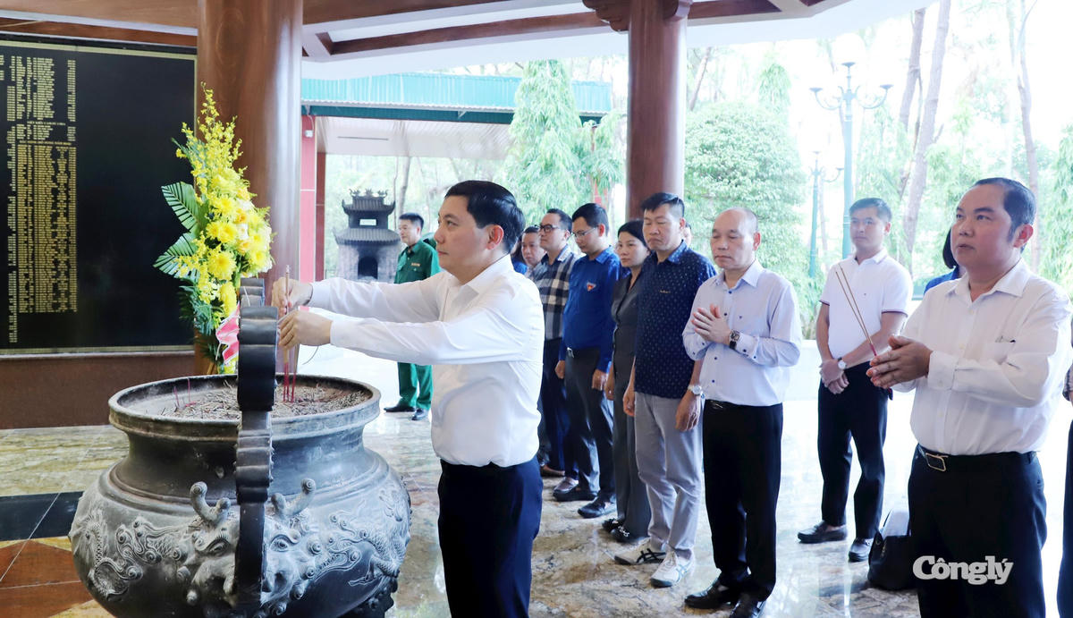 Đồng chí Trần Đức Vinh dâng vòng hoa tưởng niệm các anh hùng liệt sĩ.