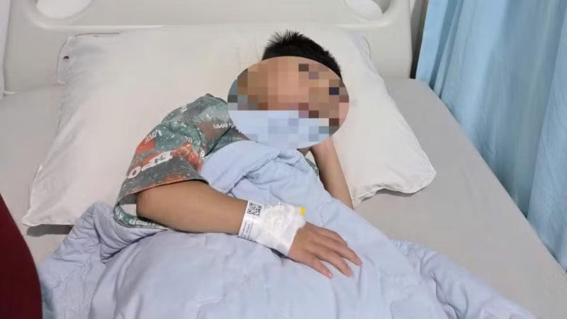 Một học sinh nghi ngờ ngộ độc thực phẩm khi đang nằm bệnh viện. Ảnh: Nhân Dân điện tử.
