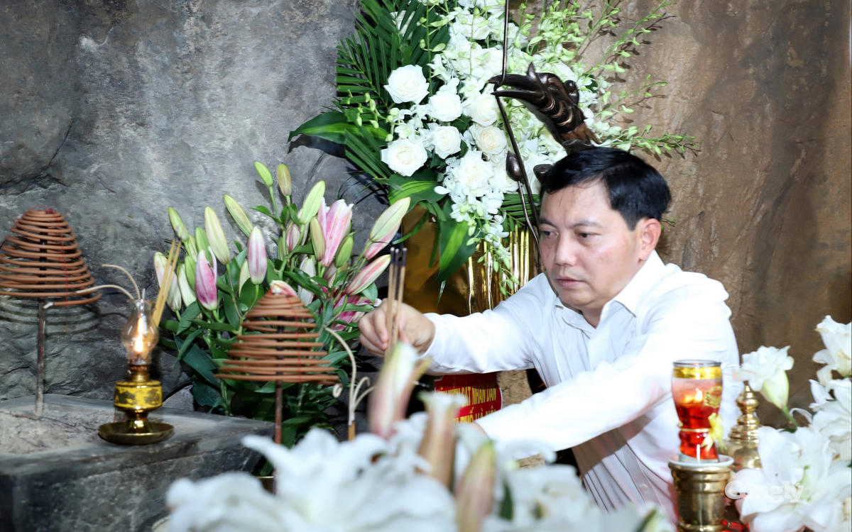Đồng chí Trần Đức Vinh dâng hương tưởng niệm các Anh hùng liệt sĩ.