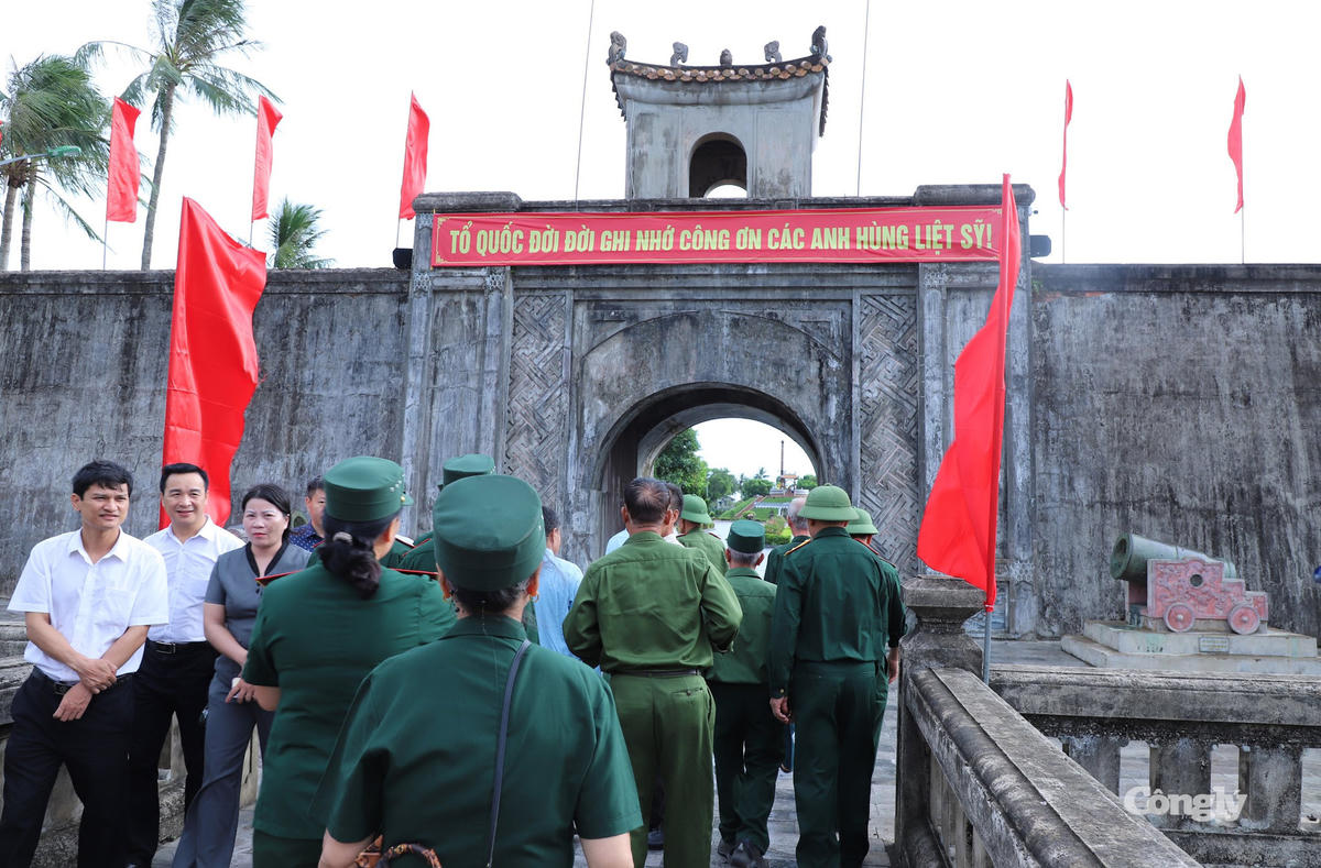 Những người lính năm xưa lặng lẽ trở về Thành cổ Quảng Trị, thắp nén hương tri ân những đồng đội đã mãi mãi nằm lại trên mảnh đất anh hùng.