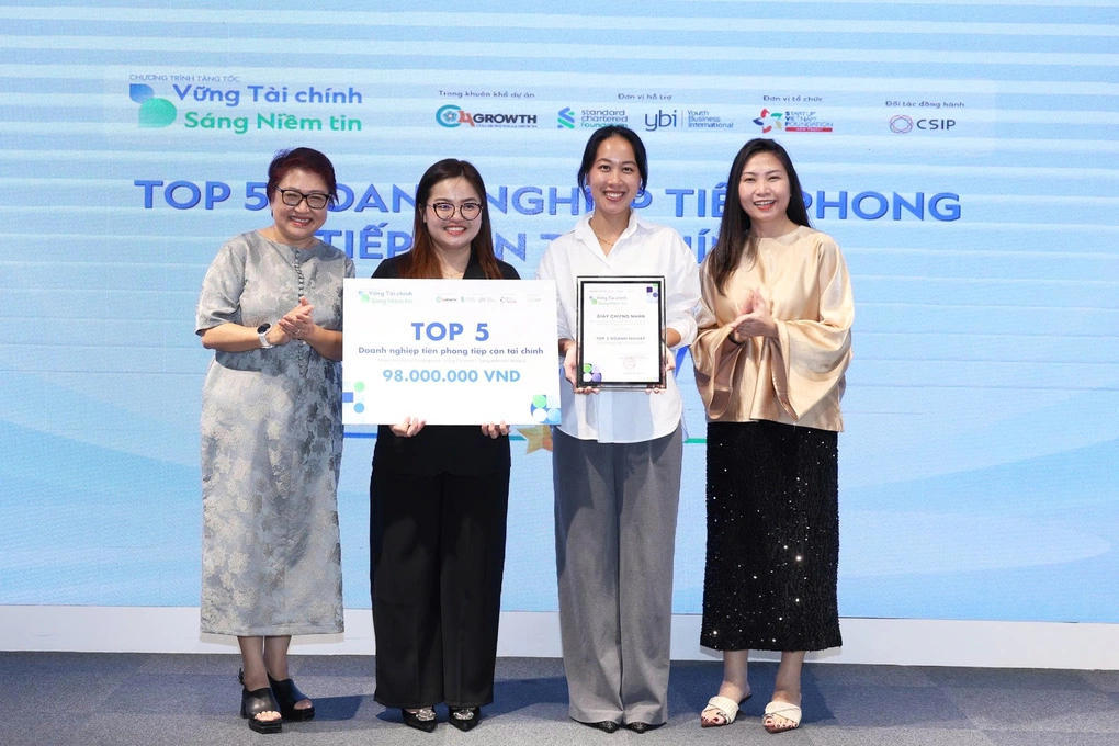 Đại diện Hirenow - nền tảng ứng dụng AI hỗ trợ việc tuyển dụng được trao vốn. Ảnh: Huyền Trang/VnExpress.