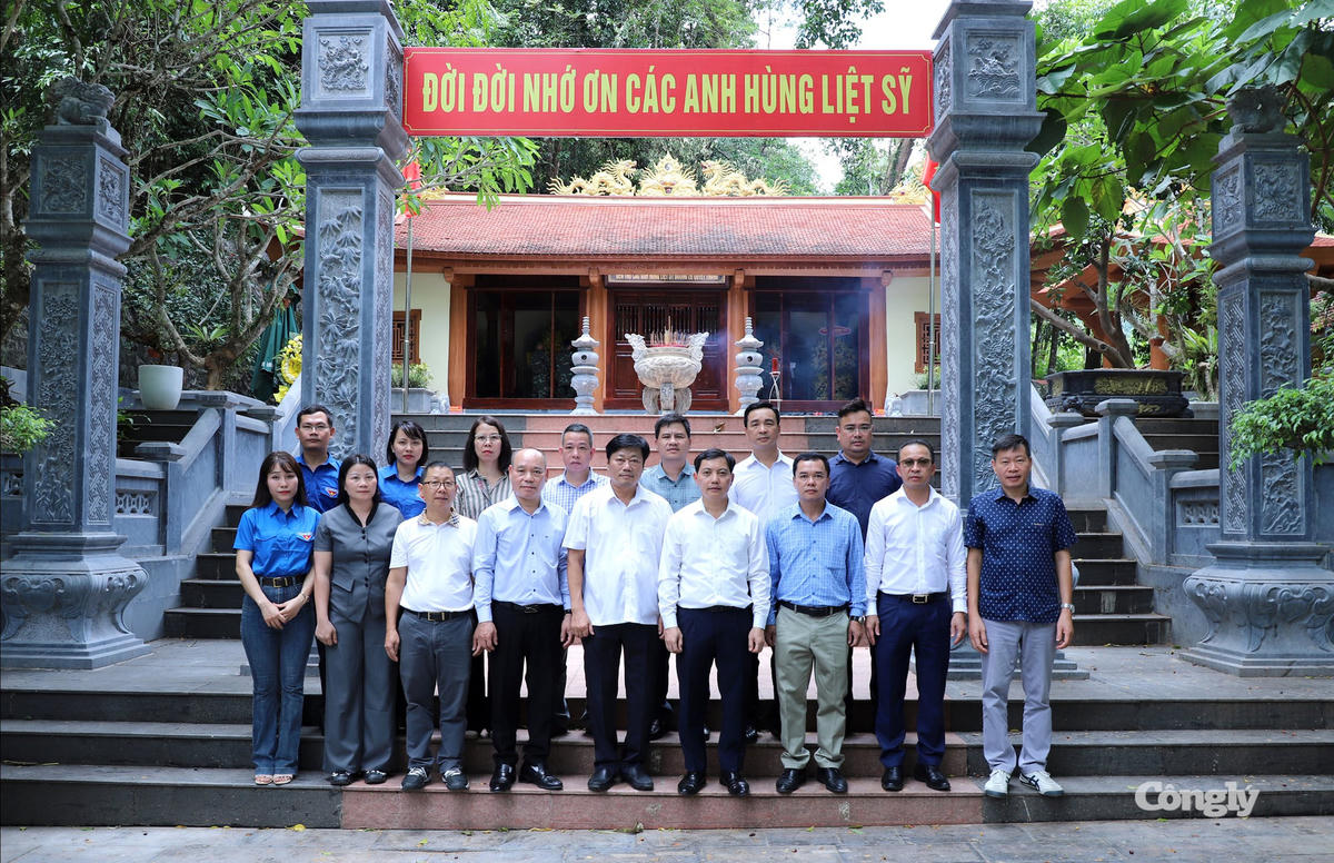 Đoàn công tác chụp ảnh lưu niệm tại Di tích lịch sử quốc gia Hang Tám Cô.