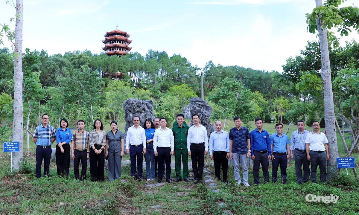 Đoàn Báo Công lý chụp ảnh lưu niệm bên 2 cây sala.