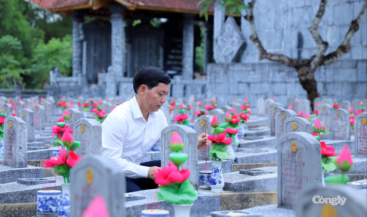 Đồng chí Trần Đức Vinh, Ủy viên Ban Chấp hành Đảng bộ TANDTC, Bí thư Chi bộ, Tổng Biên tập Báo Công lý thành kính dâng hương tưởng nhớ các Anh hùng liệt sĩ đã anh dũng hy sinh vì sự nghiệp giải phóng dân tộc.