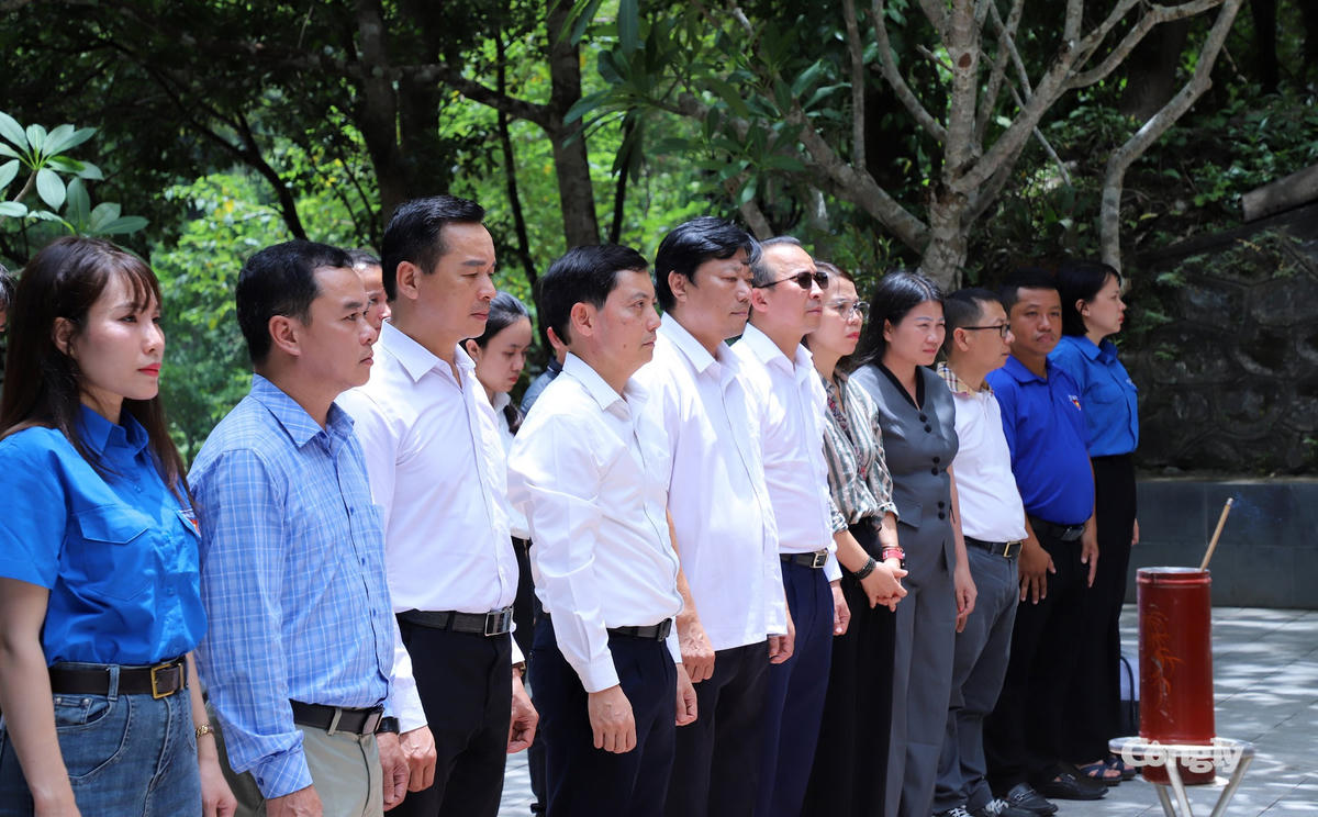 Đoàn Báo Công lý dâng hoa, dâng hương tại Di tích lịch sử quốc gia Hang Tám Cô