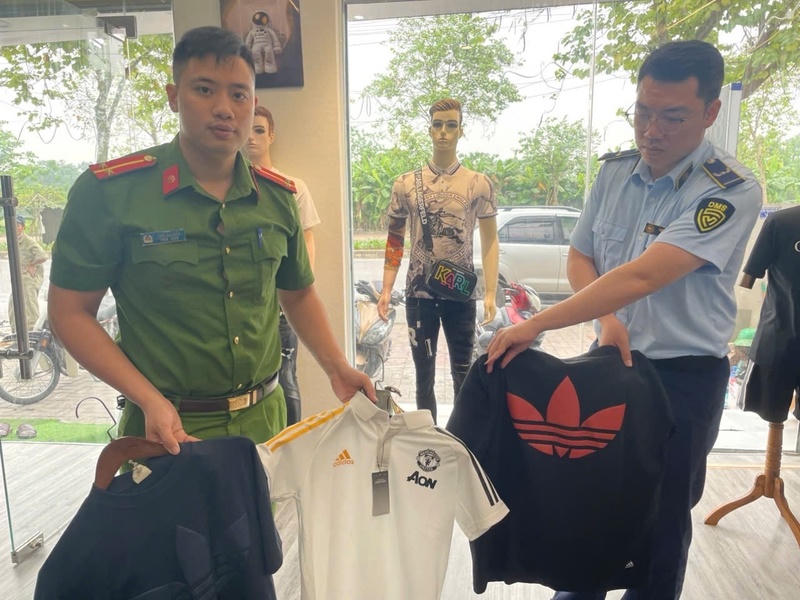 Quản lý thị trường Hưng Yên phối hợp với lực lượng Công an tăng cường kiểm tra, xử lý hàng giả, hàng xâm phạm quyền sở hữu trí tuệ. Ảnh: Quản lý thị trường Hưng Yên