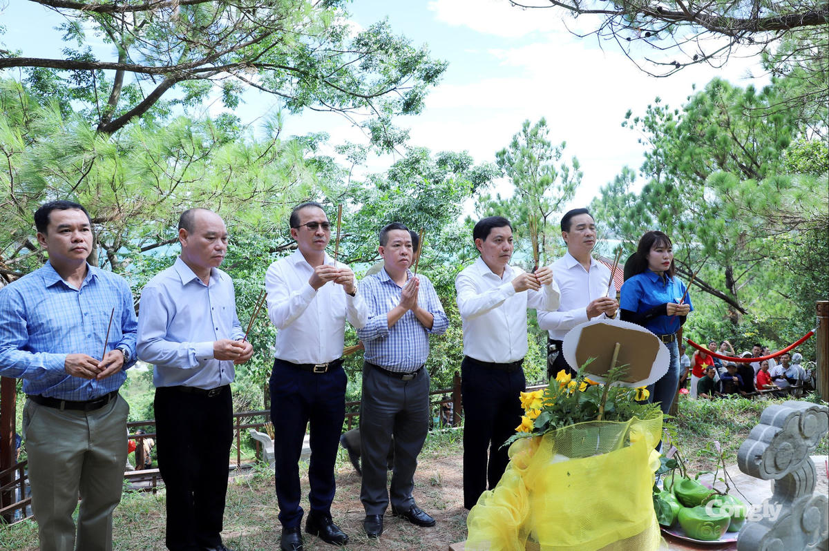 Đoàn công tác Báo Công lý dẫn đầu dâng hương, dâng hoa tại khu mộ Đại tướng Võ Nguyên Giáp