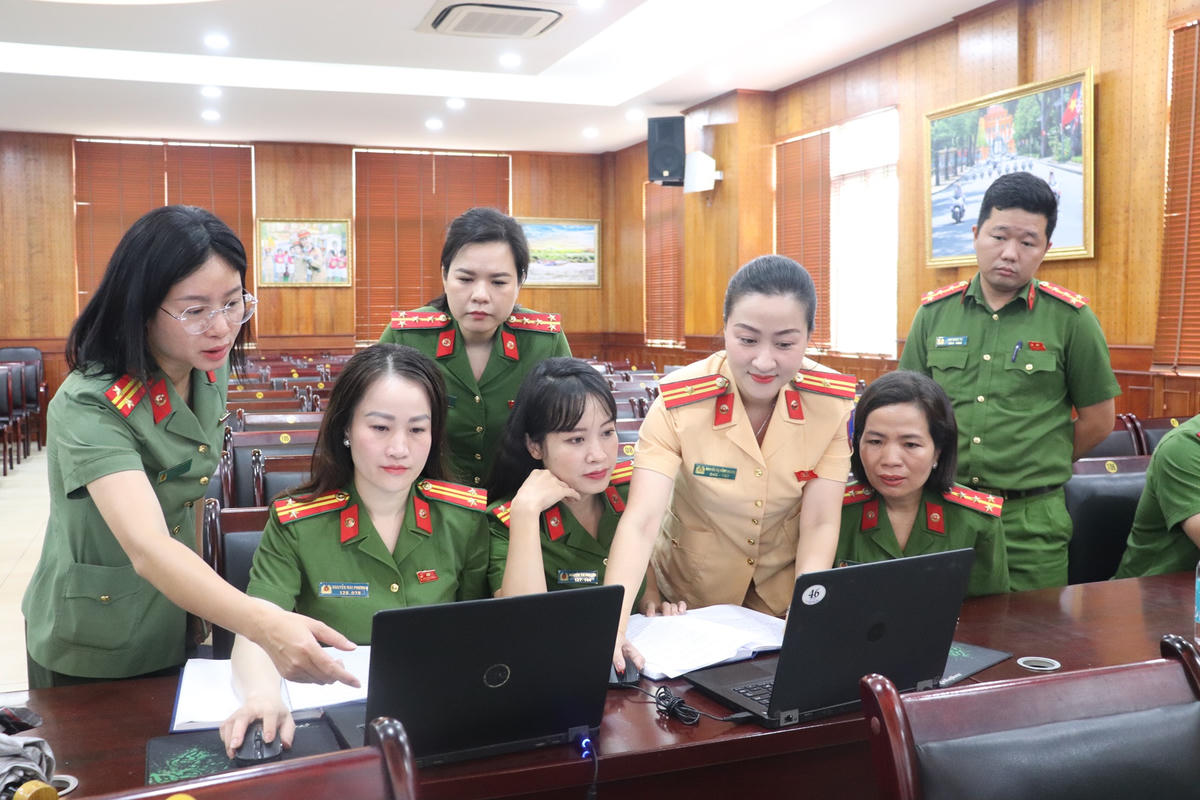 Hướng dẫn sử dụng hệ thống cho Công an cấp xã có điểm tiếp nhận hồ sơ cấp, đổi giấy phép lái xe. Ảnh: Công an TP Hà Nội