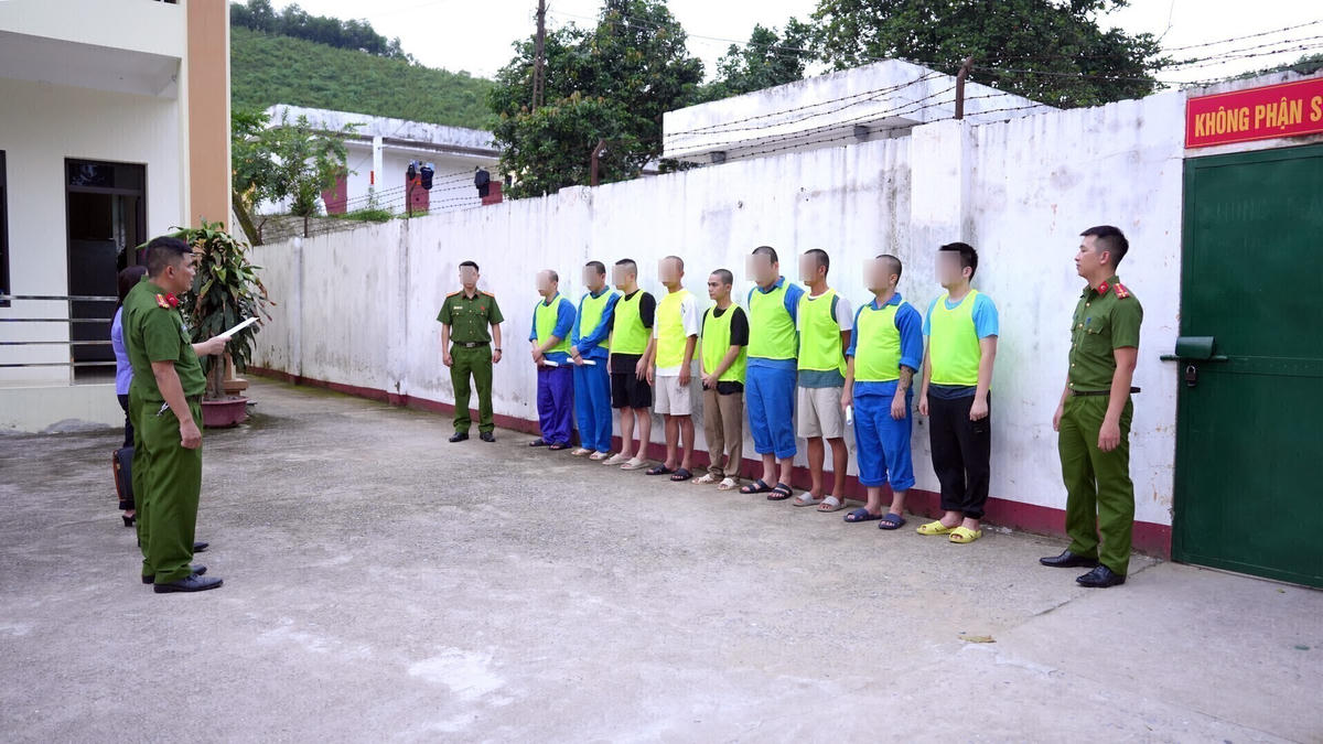 Cơ quan Cảnh sát điều tra Công an tỉnh Lào Cai tống đạt quyết định khởi tố đối với các đối tượng. Ảnh: Bộ Công an