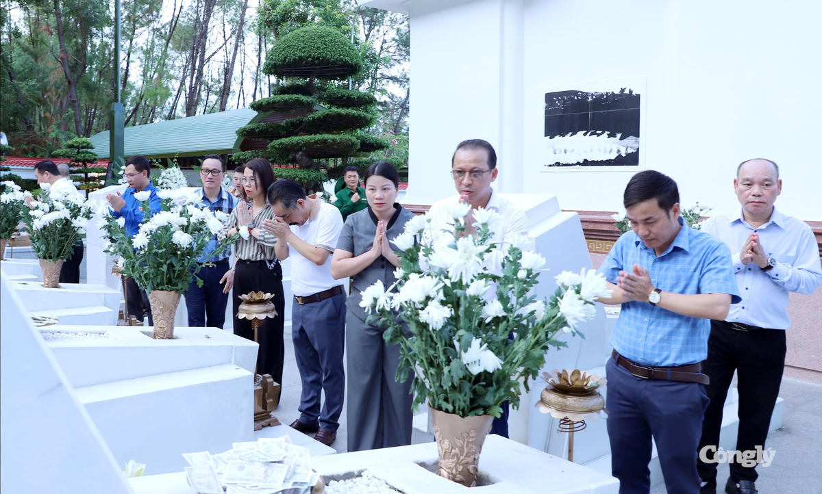 Các thành viên trong đoàn bày tỏ lòng biết ơn sâu sắc đối với công lao to lớn của các anh hùng liệt sĩ.