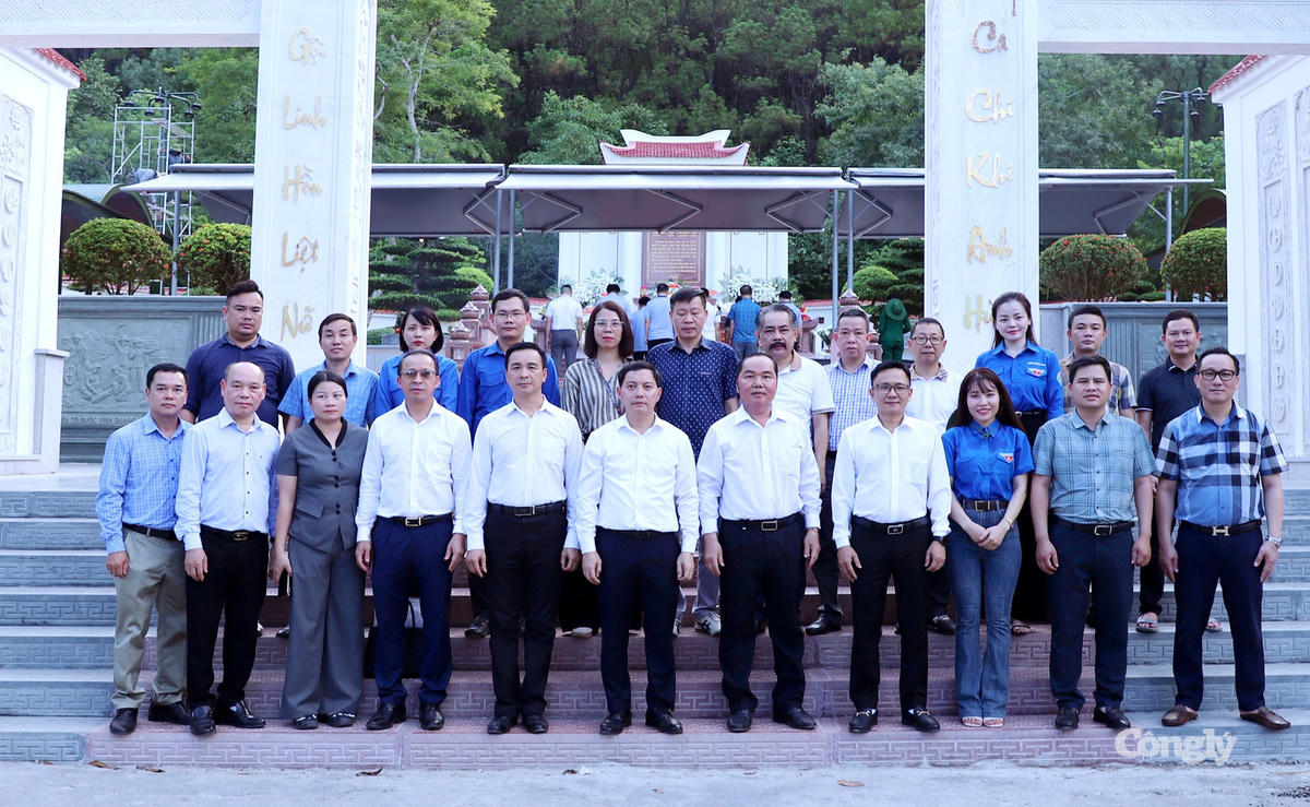 Đoàn Báo Công lý chụp ảnh lưu niệm tại Khu di tích lịch sử quốc gia đặc biệt Ngã ba Đồng Lộc.