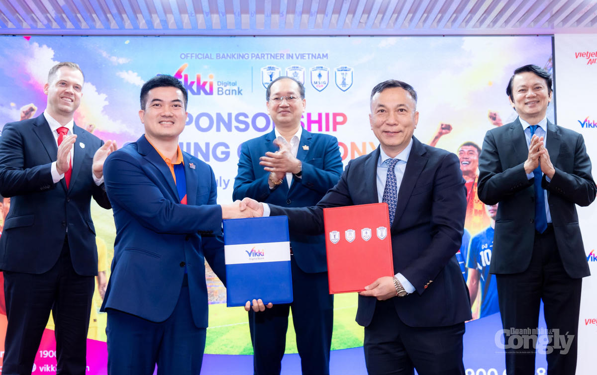 Đại diện AFF trao biên bản hợp tác cho Ngân hàng Số Vikki, đánh dấu mối quan hệ hợp tác giữa hai bên.