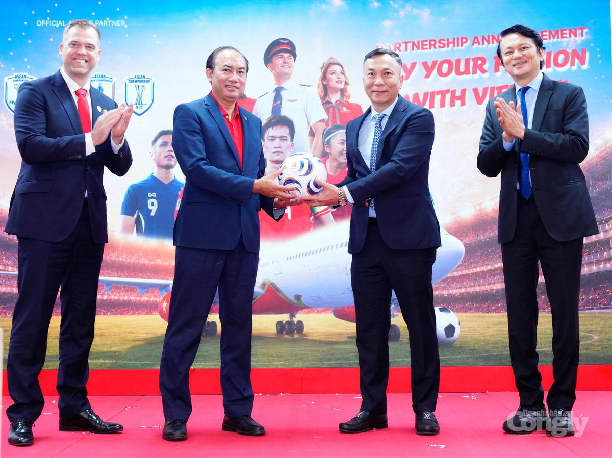 Phó Tổng giám đốc Thường trực Vietjet Tô Việt Thắng nhận bóng lưu niệm từ ông Trần Quốc Tuấn, Thành viên Ủy ban Thi đấu AFF, Chủ tịch VFF.