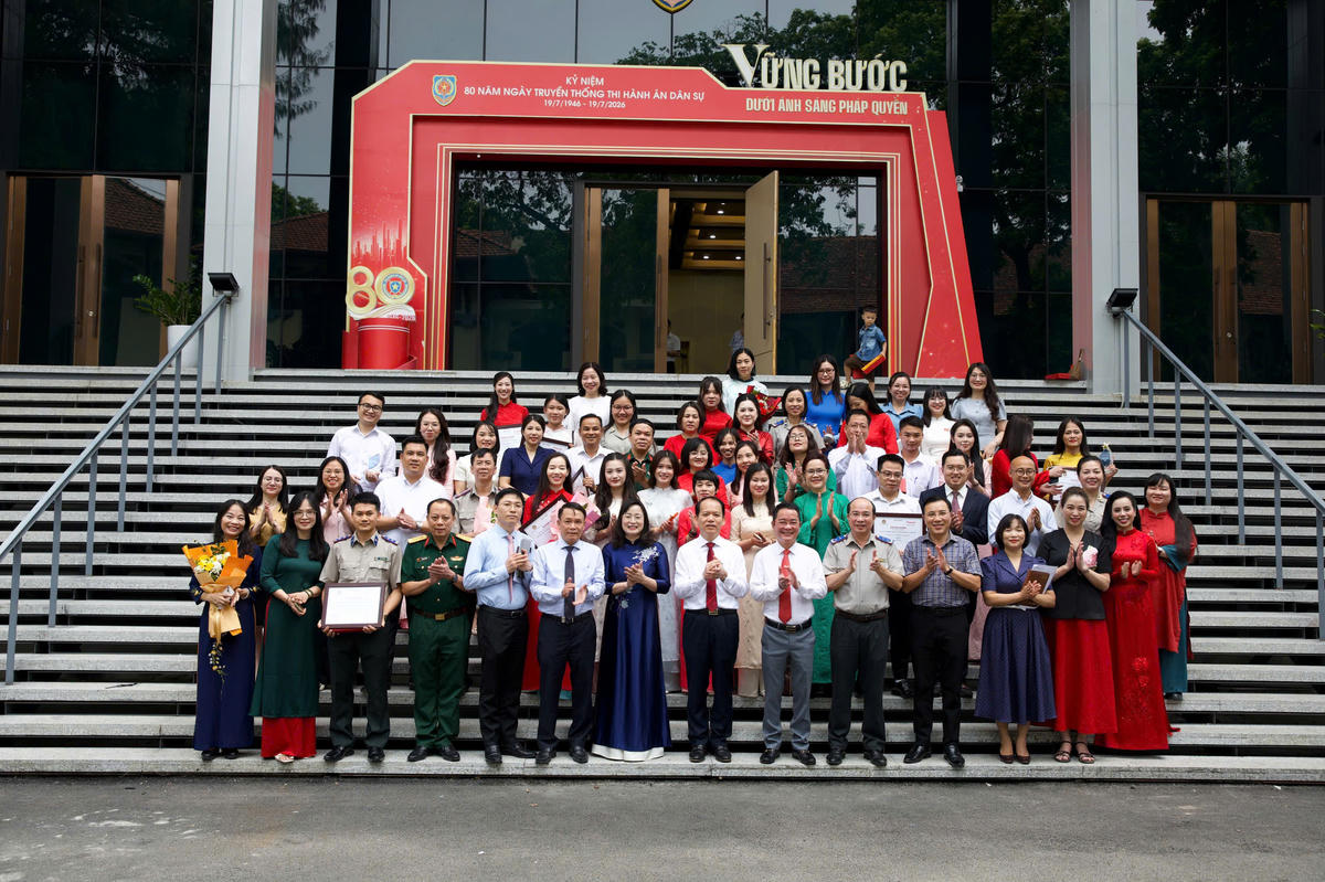 Bộ trưởng Bộ Tư pháp Hoàng Thanh Tùng và các lãnh đạo chụp ảnh lưu niệm cùng các đại biểu tham dự Lễ trao giải Chuyện nghề Thi hành án dân sự lần thứ 2.