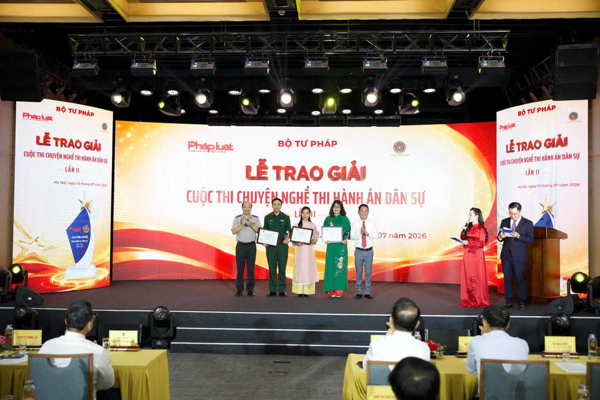 Đại diện Ban Tổ chức, TS. Vũ Hoài Nam - Bí thư Đảng ủy, Tổng Biên tập Báo Pháp luật Việt Nam và đồng chí Nguyễn Thắng Lợi - Ủy viên Ban Thường vụ Đảng ủy, Cục trưởng Cục Quản lý Thi hành án dân sự trao giải cho các tác giả.