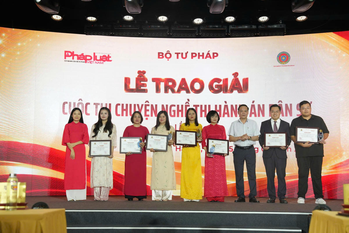 Đại diện nhóm tác giả đạt giải của Báo Công lý (thứ 3 từ trái sang) tại Lễ trao giải.