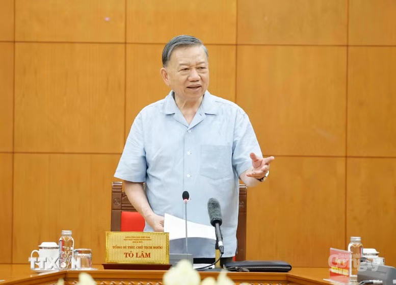 Tổng Bí thư, Chủ tịch nước Tô Lâm chỉ rõ, phải chuyển từ duy trì năng lực sản xuất sang xây dựng hệ sinh thái công nghiệp hàng hải và đường thủy hiện đại. Ảnh: TTXVN