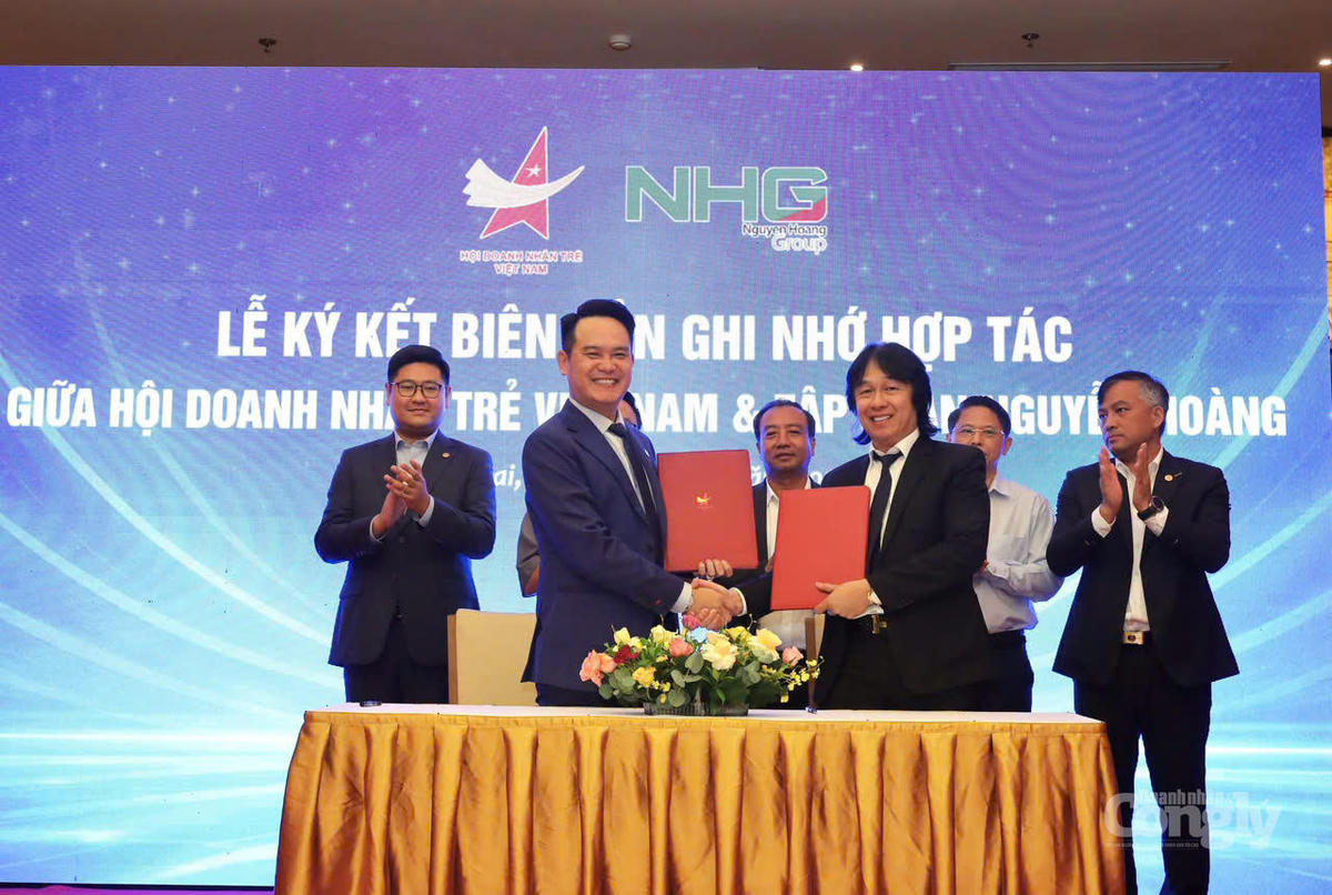 Ông Hoàng Quốc Việt, Chủ tịch Hội đồng quản trị kiêm Tổng Giám đốc Tập đoàn Nguyễn Hoàng và ông Đặng Hồng Anh, Chủ tịch Hội Doanh nhân trẻ Việt Nam trao Biên bản ghi nhớ hợp tác.