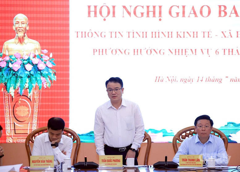 Thứ trưởng Bộ Tài chính Trần Quốc Phương báo cáo kết quả kinh tế - xã hội 6 tháng đầu năm tại Hội nghị nghị giao ban báo chí ngày 14/7. Ảnh: VGP/Vũ Phong