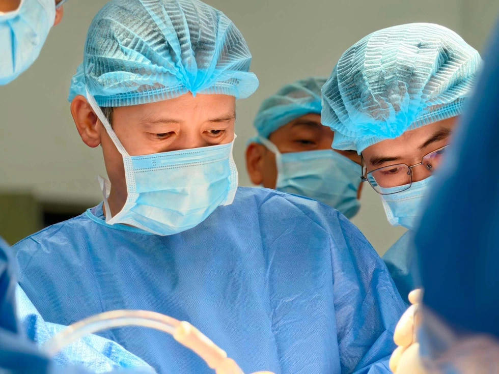 Các bác sĩ thực hiện ca mổ cấp cứu cho người bệnh (Ảnh: Hà My/Dân trí).