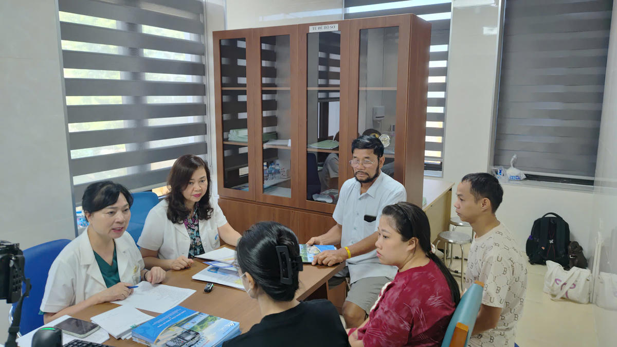 Đội ngũ cán bộ, bác sĩ thăm khám và tư vấn cho các cặp vợ chồng hiếm muộn trong Tuần lễ khám miễn phí.