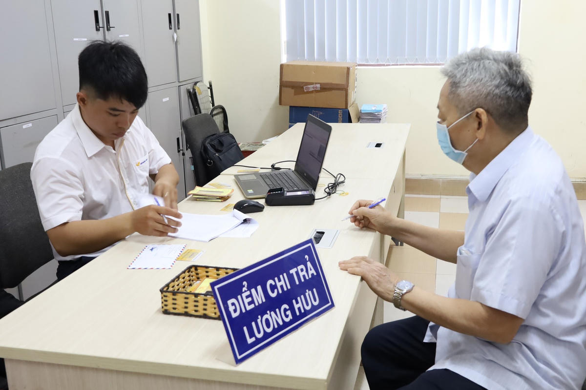 Bảo hiểm xã hội Việt Nam yêu cầu tăng cường quản lý các trường hợp người hưởng ủy quyền cho người khác nhận thay lương hưu, trợ cấp bảo hiểm xã hội và trợ cấp hằng tháng. Ảnh minh họa