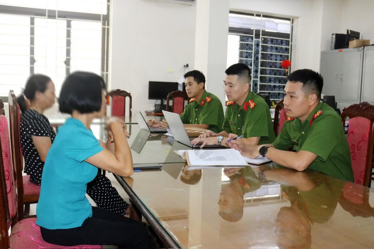 Các bị nạn đến trình báo cơ quan chức năng. Ảnh: Công an Nhân dân