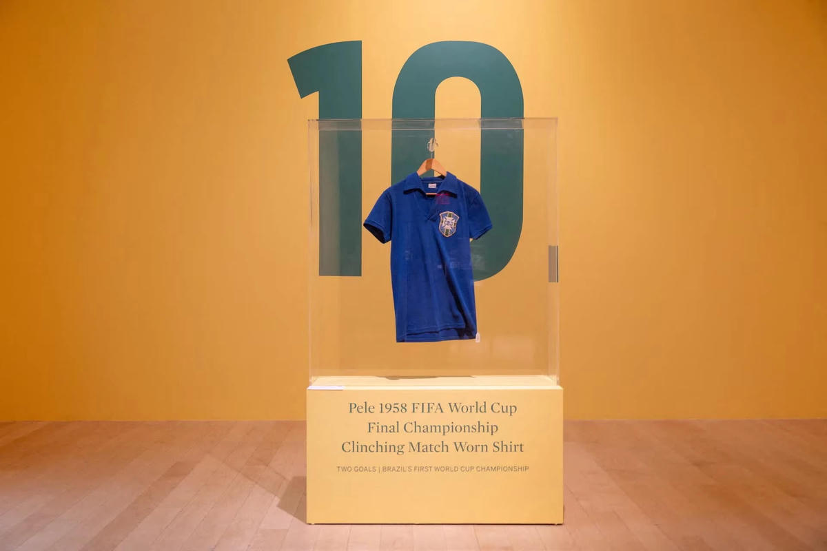 Chiếc áo đấu của Pele tại World Cup 1958 trước phiên đấu giá của Sotheby's ở New York. Ảnh: Jordan Tovin/Reuters.