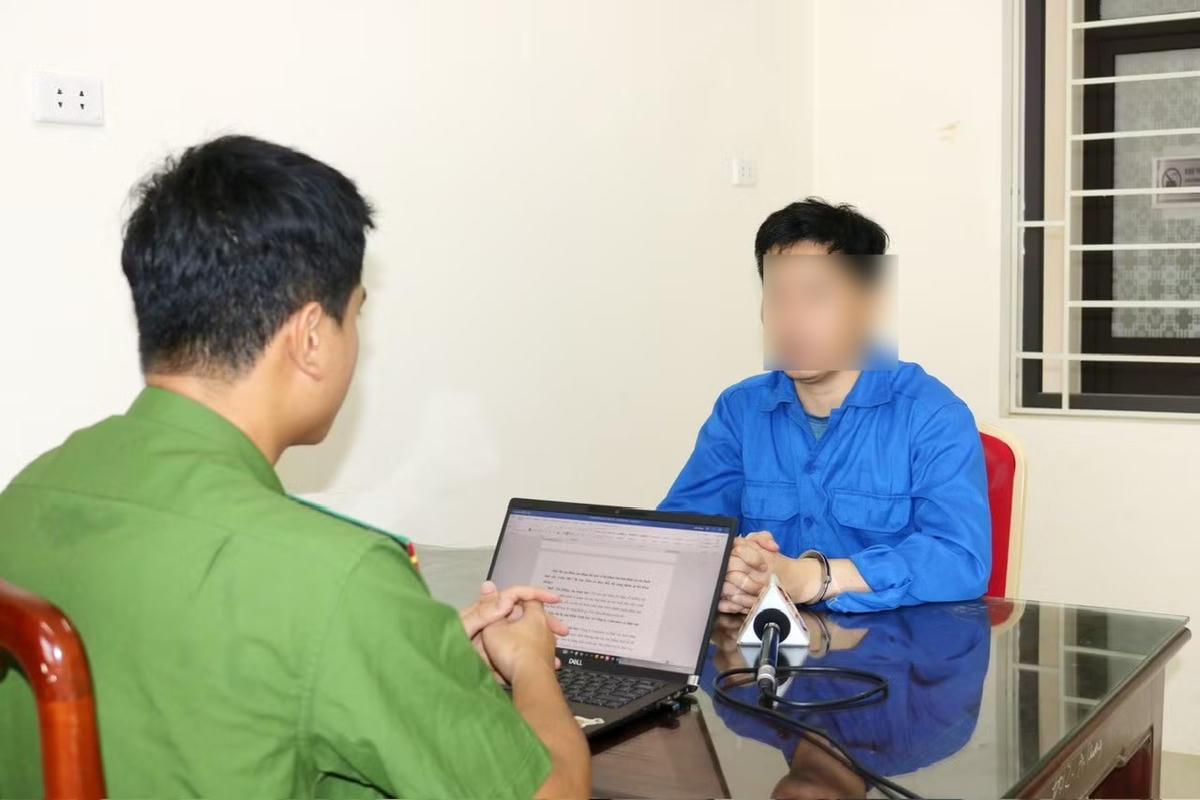 Cơ quan điều tra lấy lời khai đối tượng Lê Trung Hiếu. Ảnh: Công an Nhân dân