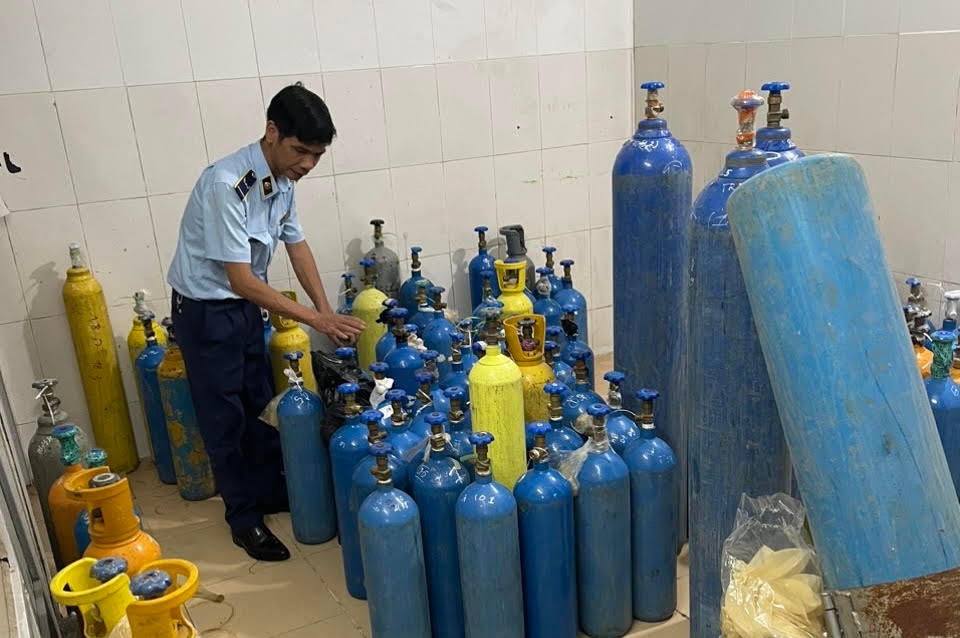 Lực lượng quản lý thị trường phát hiện một điểm san chiết khí N2O trái phép. Ảnh: Quản lý thị trường Hà Nội