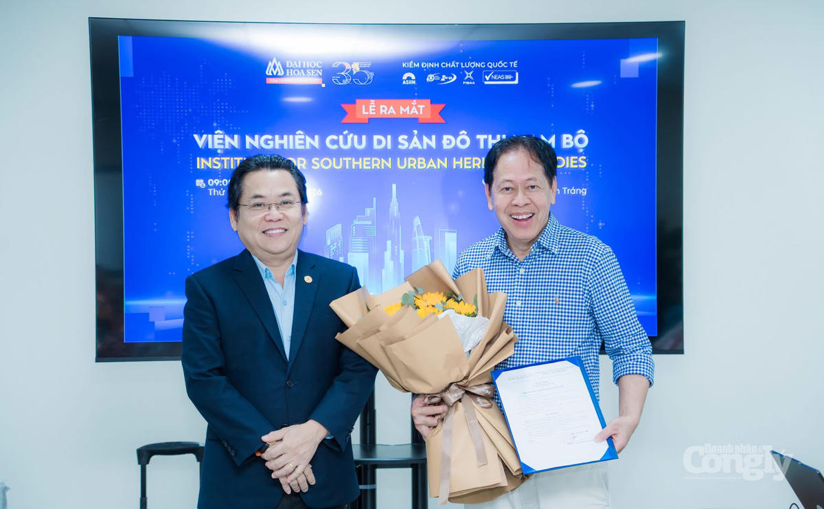 PGS.TS. Nguyễn Hữu Huy Nhựt - Hiệu trưởng HSU trao quyết định bổ nhiệm vị trí Viện trưởng Viện Nghiên cứu Di sản Đô thị Nam Bộ cho TS. Nguyễn Đức Hiệp.