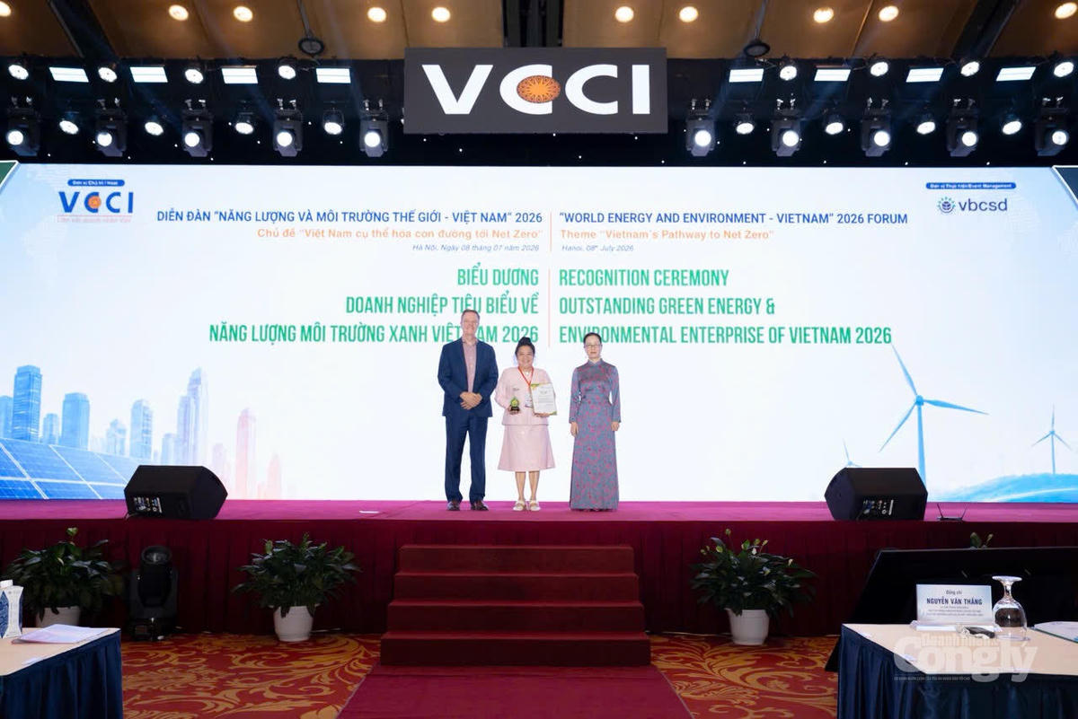 Bà Lâm Thúy Ái, Tổng Giám đốc Công ty Cổ phần Mebi Farm nhận danh hiệu "Doanh nghiệp tiêu biểu về năng lượng môi trường xanh Việt Nam 2026".