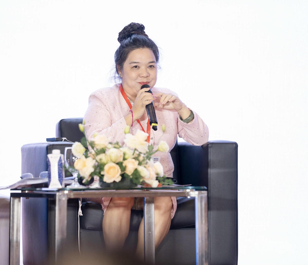 Bà Lâm Thúy Ái, Tổng Giám đốc Mebi Farm chia sẻ tại diễn đàn Năng lượng và Môi trường thế giới - Việt Nam 2026 do VCCI tổ chức.