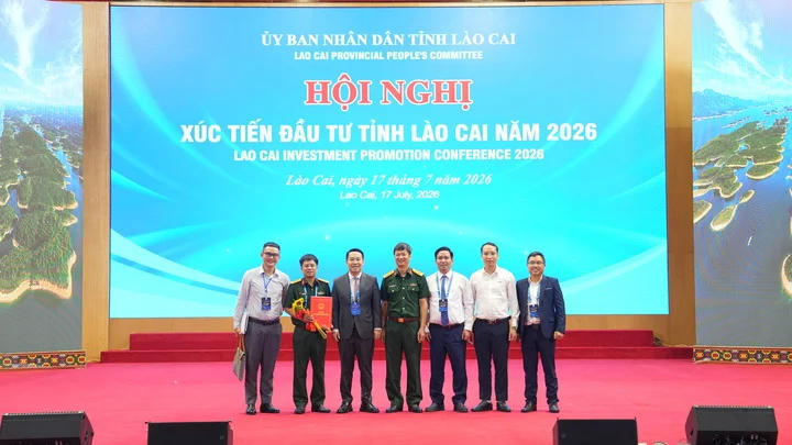 Viettel Post đón nhận Quyết định chấp thuận chủ trương đầu tư đồng thời chấp thuận nhà đầu tư dự án xây dựng Cửa khẩu thông minh tại lối thông quan cầu đường bộ Kim Thành, thuộc Cửa khẩu quốc tế Lào Cai.