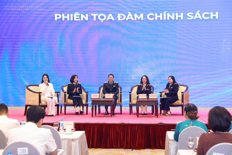 Đại diện các đơn vị trao đổi thông tin tại Hội thảo "Những quy định quan trọng khi triển khai chính sách thuế mới - Thuế và hóa đơn điện tử trong thương mại điện tử và bán hàng đa kênh". Ảnh: VGP 