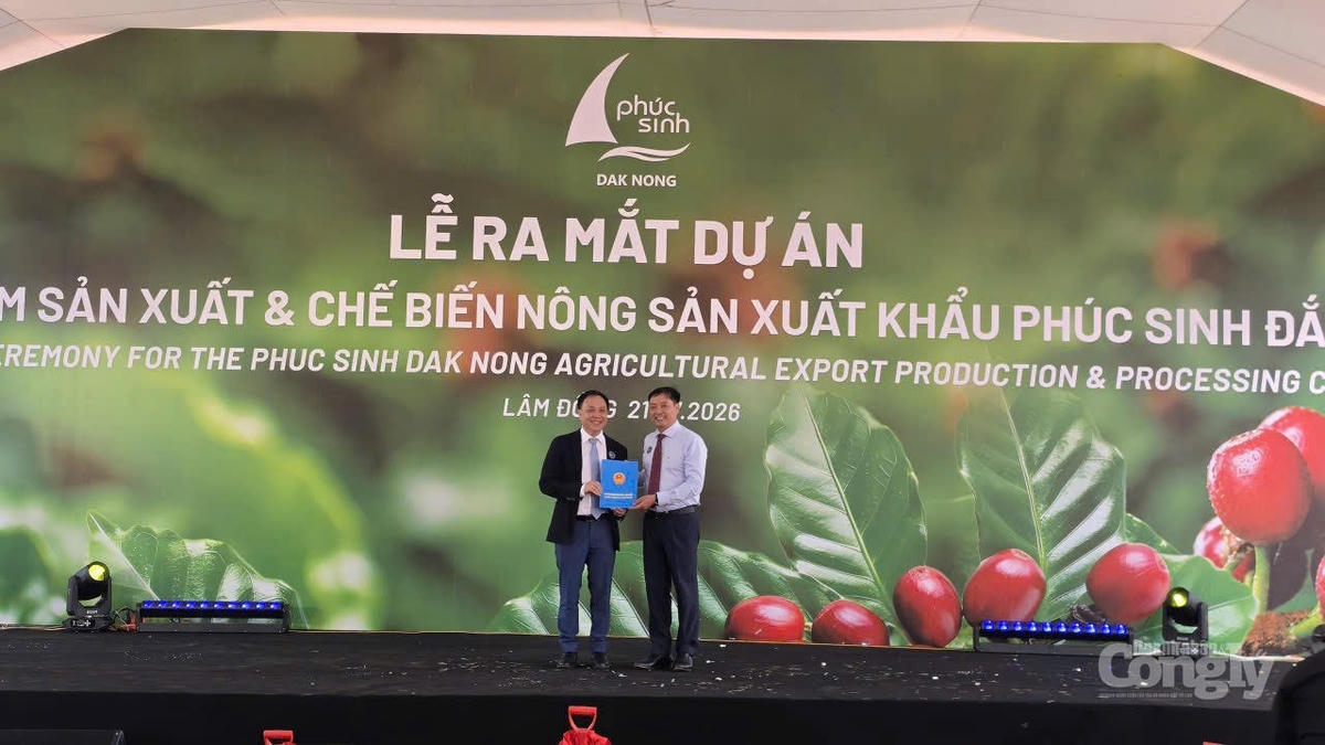 Ông Lê Trọng Yên- Ủy viên Ban Thường vụ Tỉnh ủy, Phó Chủ tịch Thường trực UBND tỉnh Lâm Đồng trao Quyết định chấp thuận chủ trương đầu tư cho ông Phan Minh Thông, Chủ tịch Tập đoàn Phúc Sinh.