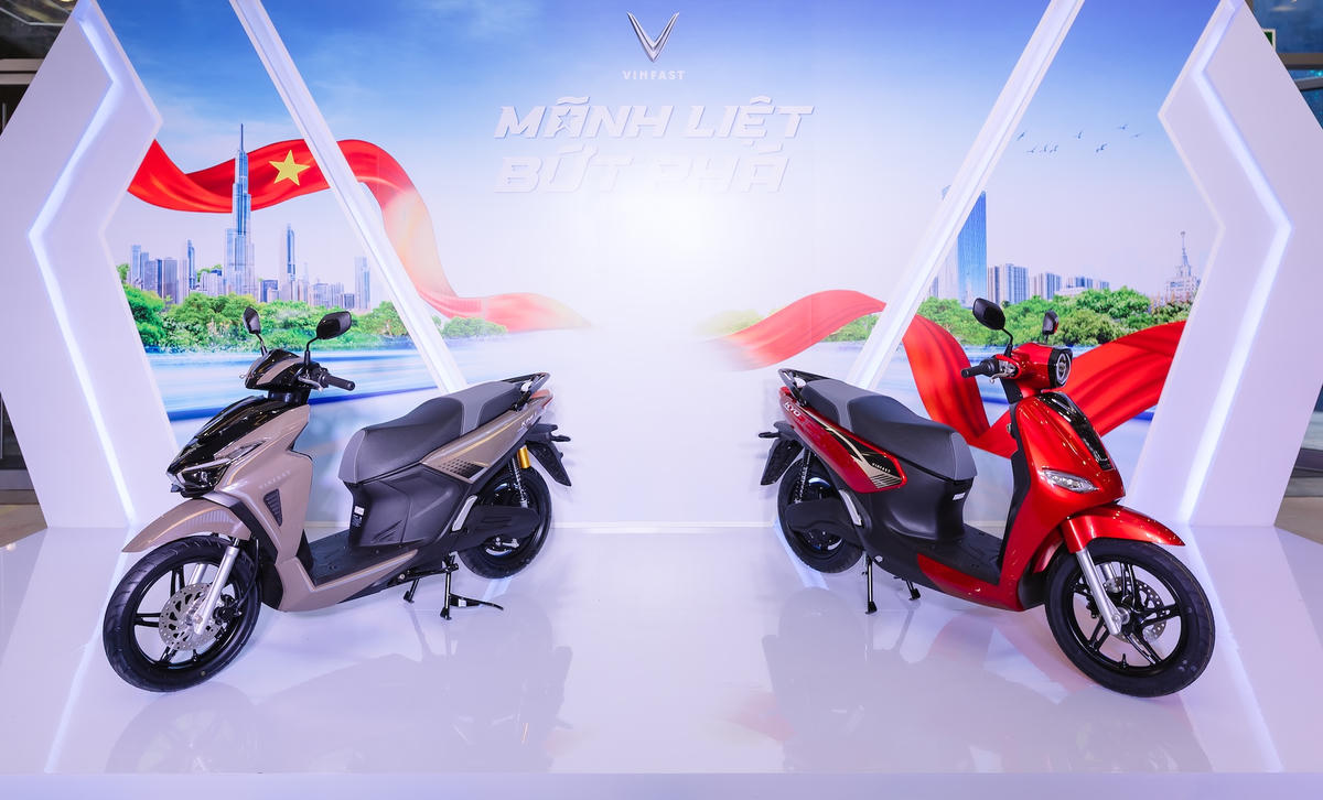 VinFast chính thức ra mắt bộ đôi xe máy điện cao cấp thế hệ mới Kinet và Kyo. 