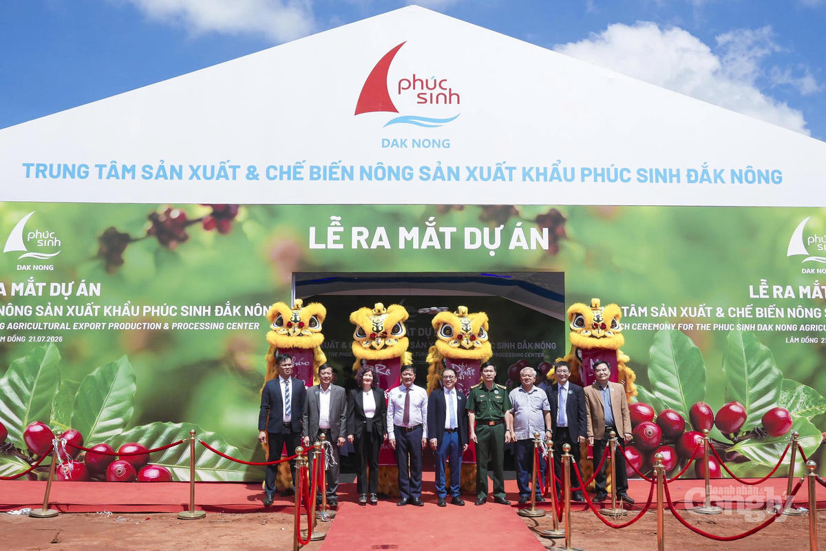 Lãnh đạo tỉnh và sở ngành tỉnh Lâm Đồng chụp hình với lãnh đạo Tập đoàn Phúc Sinh tại buổi lễ