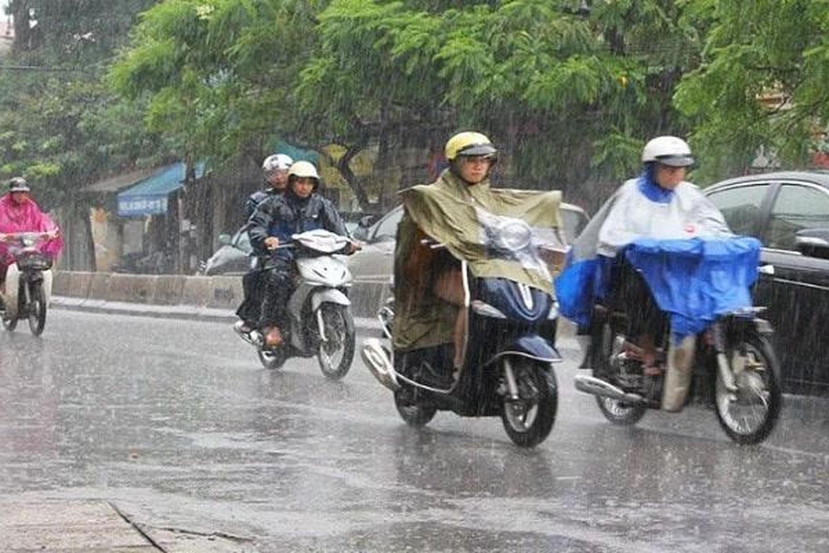 Dự báo ngày 22/7, Bắc bộ, Tây Nguyên và Nam bộ có mưa rào, dông rải rác vào chiều tối, cục bộ mưa to; trong khi miền Trung tiếp tục nắng nóng, có nơi gay gắt trên 38 độ C.