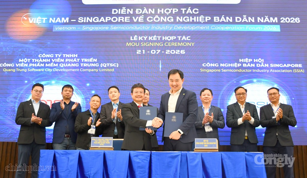 Lễ ký kết Biên bản ghi nhớ hợp tác (MOU) giữa QTSC và Hiệp hội Công nghiệp Bán dẫn Singapore (SSIA). Ảnh: VGP/LA