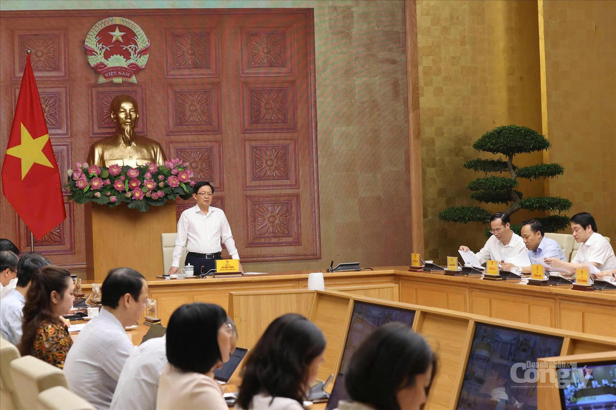 Phó Thủ tướng Hồ Quốc Dũng chủ trì Hội nghị sơ kết đợt cao điểm thực hiện Công điện số 38/CĐ-TTg về tập trung chỉ đạo thực hiện quyết liệt các giải pháp đấu tranh ngăn chặn, xử lý hành vi xâm phạm quyền sở hữu trí tuệ. Ảnh: Lâm Khánh - TTXVN