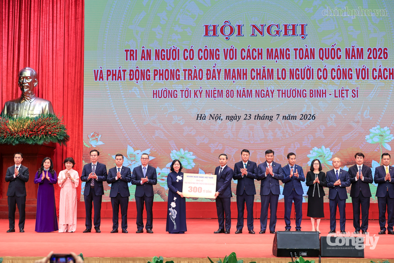 Hưởng ứng lời kêu gọi ủng hộ phong trào "Đẩy mạnh chăm lo người có công với cách mạng", nhiều tập đoàn, doanh nghiệp, ngân hàng đã ủng hộ với tổng số kinh phí ước tính khoảng gần 12 nghìn tỷ đồng - Ảnh: VGP/Nhật Bắc