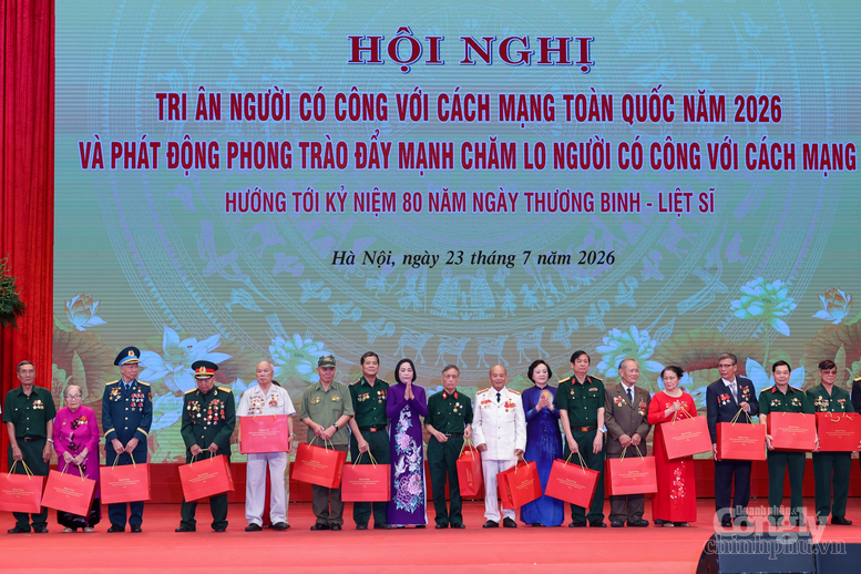 Phó Thủ tướng Phạm Thị Thanh Trà; Phó Chủ tịch Quốc hội Nguyễn Thị Thanh tặng quà người có công và thân nhân liệt sĩ - Ảnh: VGP/Nhật Bắc