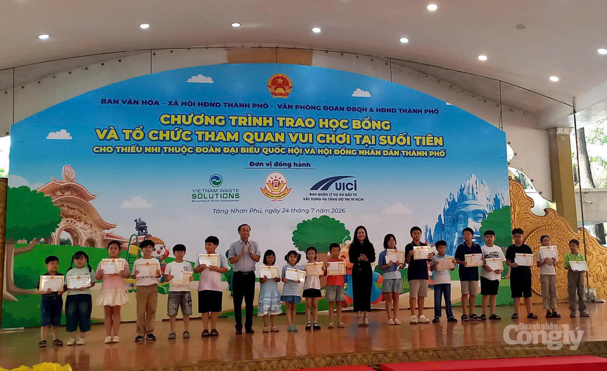 Thành ủy viên, Phó Chủ tịch HĐND TP.HCM Huỳnh Thanh Nhân (thứ 7 từ trái sang) cùng lãnh đạo doanh nghiệp trao học bổng và giấy khen cho các em học sinh.