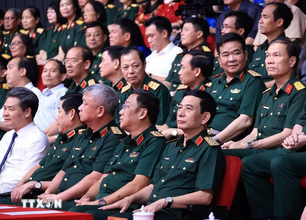 Đại tướng Phan Văn Giang, Ủy viên Bộ Chính trị, Phó Thủ tướng Chính phủ, Phó Bí thư Quân ủy Trung ương, Bộ trưởng Bộ Quốc phòng và các đại biểu dự chương trình. (Ảnh: Tuấn Anh/TTXVN).