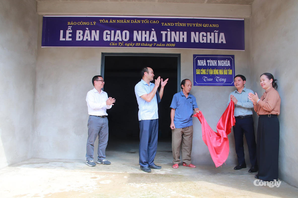 Báo Công lý phối hợp với TAND tỉnh Tuyên Quang tổ chức lễ khánh thành và bàn giao nhà tình nghĩa cho hộ gia đình tại xã Cán Tỷ.