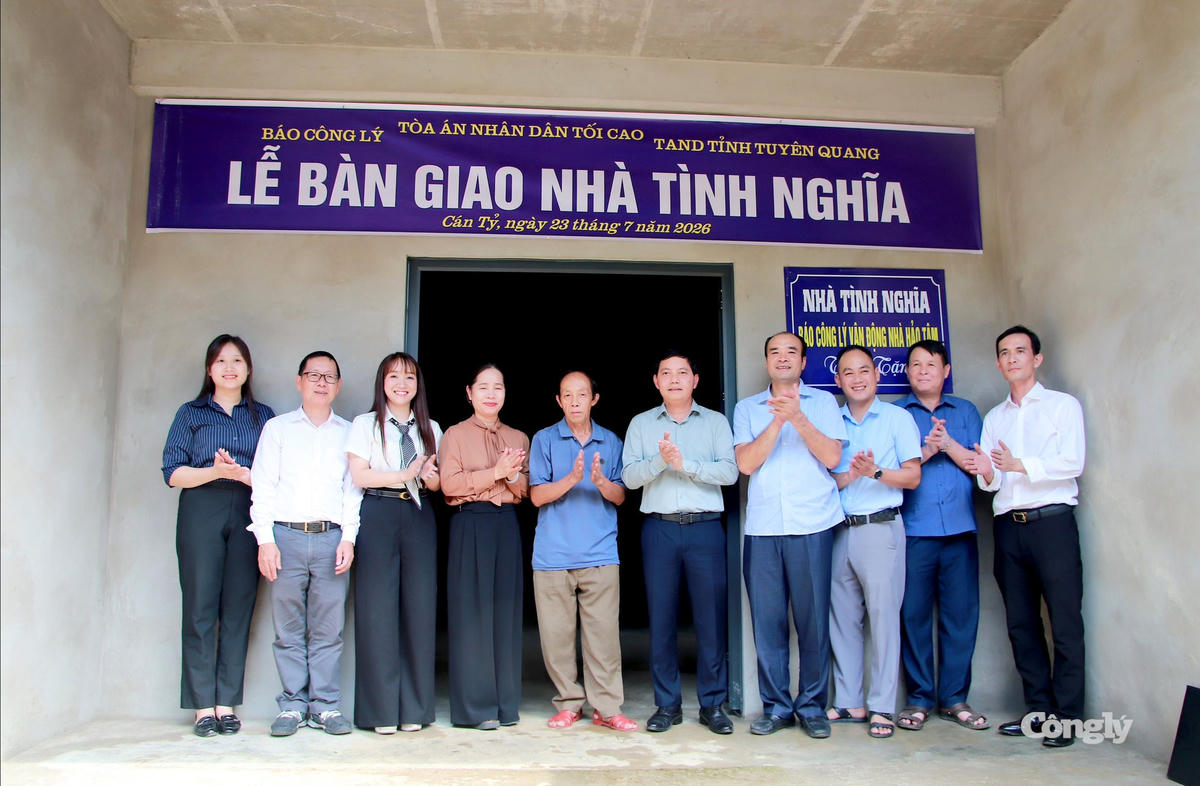 Đoàn công tác Báo Công lý và TAND tỉnh Tuyên Quang chúc mừng hộ gia đình nhận nhà tình nghĩa.