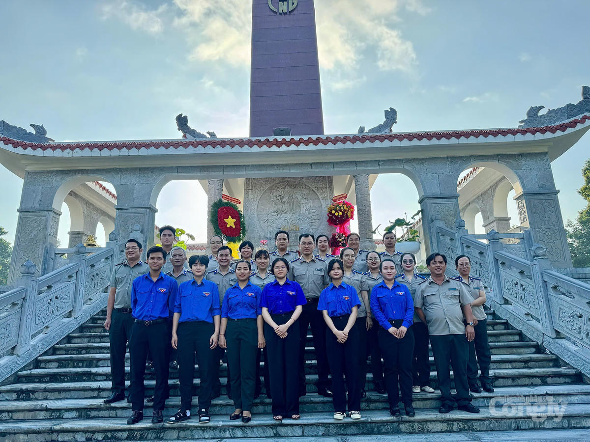 Tập thể lãnh đạo, công chức và người lao động Phòng Thi hành án dân sự Khu vực 15 dâng hương và đặt vòng hoa tại Nghĩa trang Liệt sĩ Bình Dương nhân kỷ niệm 79 năm ngày Thương binh, Liệt sĩ