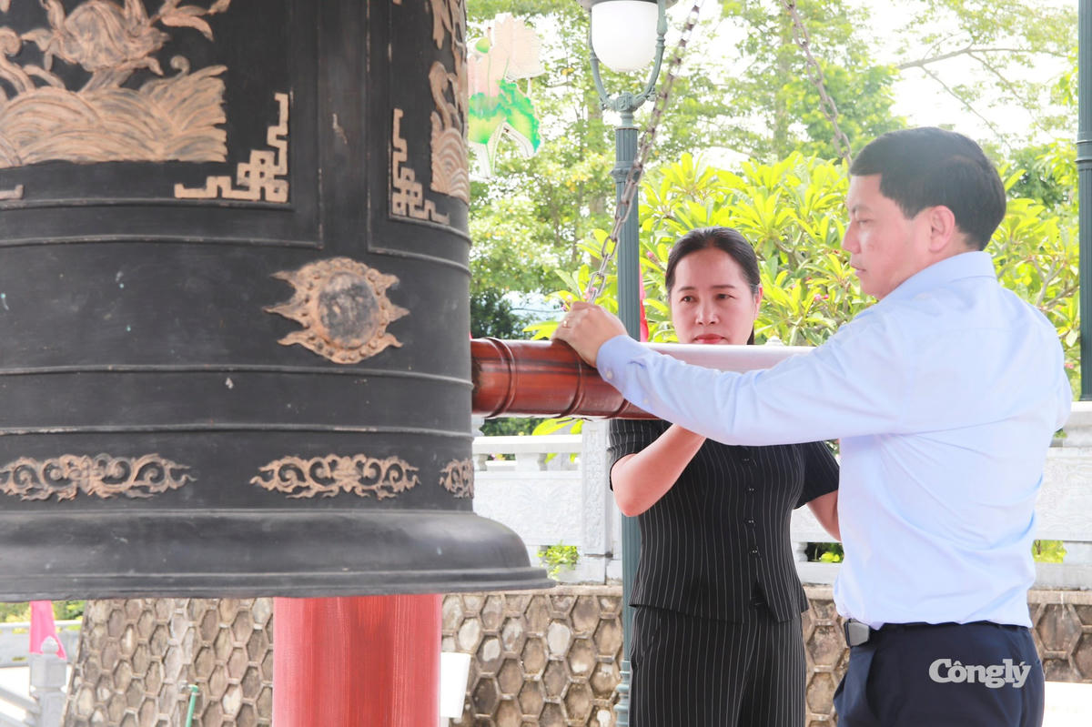 Tổng Biên tập Báo Công lý và Phó Chánh án TAND tỉnh Tuyên Quang thỉnh chuông tại Nghĩa trang Liệt sĩ Quốc gia Vị Xuyên.